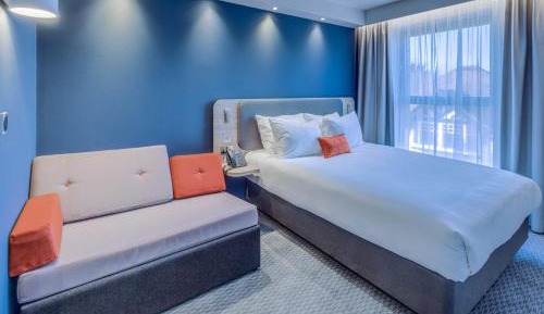 Standard Queen Room with Sofa Bed and Free Hot Breakfast