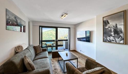 Apartment with Mountain View