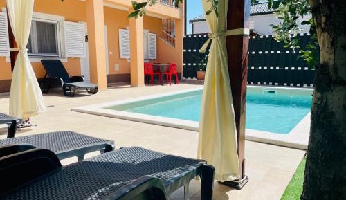 Apartment with Pool View 