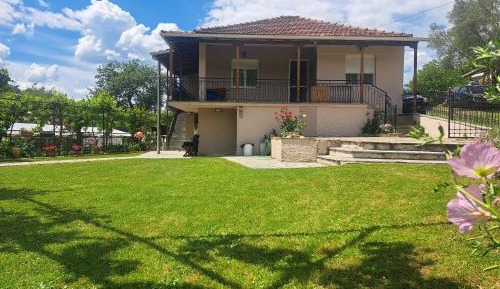 Deluxe Two-Bedroom Apartment with Garden View