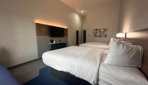 Queen Suite with Tub and Grab Bars - Mobility/Hearing Accessible - Non-Smoking