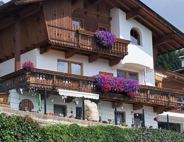 Apartment with Mountain View