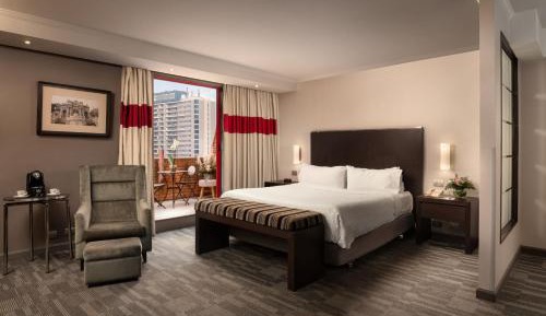 One-Bedroom Junior King Suite with City View