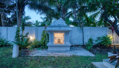 Villa with Garden View
