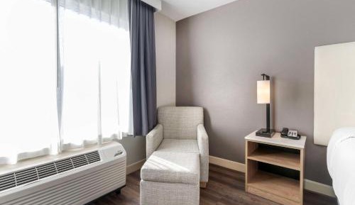 King Room with Interior Access - Non-Smoking