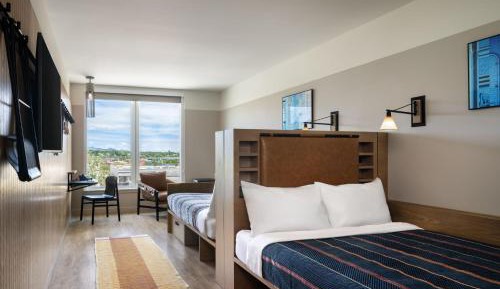 Moxy Queen Suite