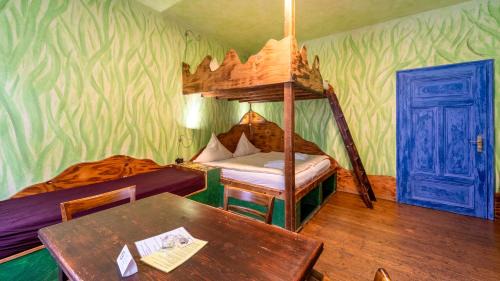 Quintuple Room