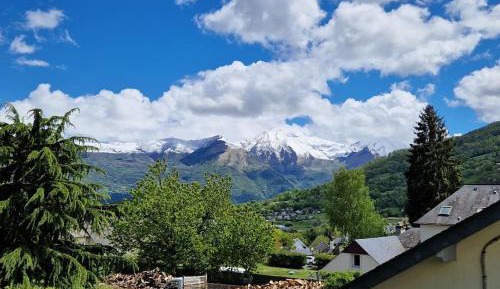Three-Bedroom Apartment with Mountain View
