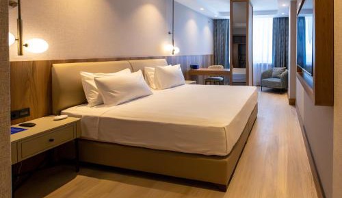 Standard King Room with Partial Sea View