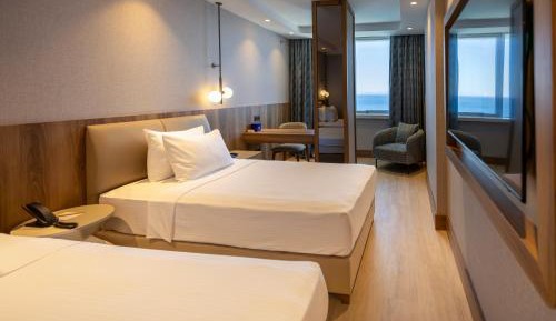 Standard Twin Room with Partial Sea View