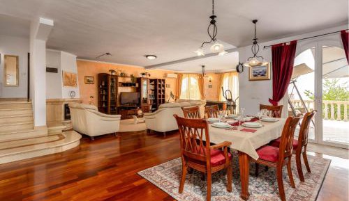 Three-Bedroom Vacation Home 