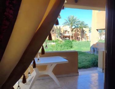 Apartment with Pool View 