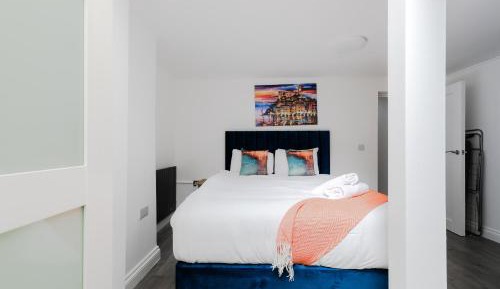 Deluxe One-Bedroom Apartment with City View