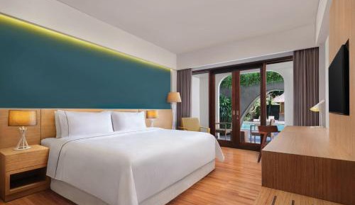 Deluxe King Room with Pool Access - Garden Level with Free Mini Bar, Daily Shuttle to Monkey Forest, Daily Yoga, Free Bike to borrow,  Free Family Activity and 24 Hour access to Motion Fitness Center