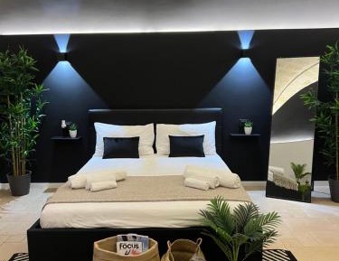 Deluxe One-Bedroom Apartment