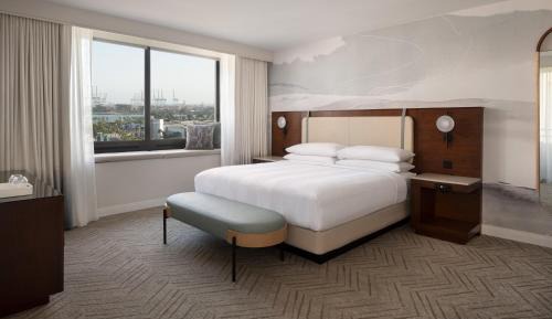 Guest room, 1 King, Harbor view, Corner room, Balcony