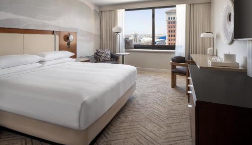 Deluxe King Room with City View