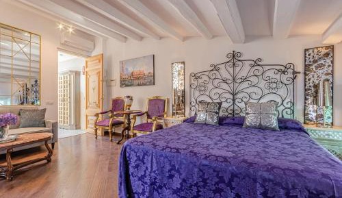 Deluxe Queen Suite