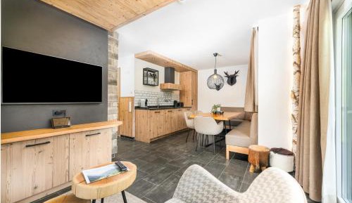 One-Bedroom Suite with Mountain View