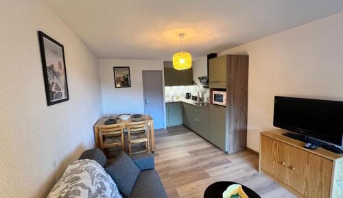 Apartment with Mountain View