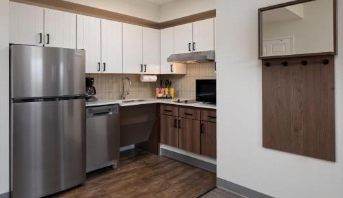 Queen Suite with Roll-In Shower - Disability Access