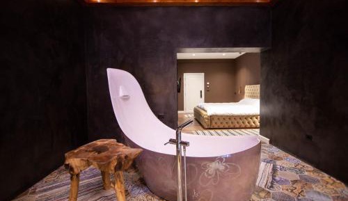 Deluxe Suite with Spa Bath