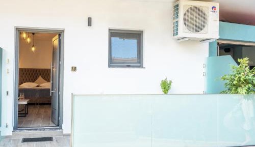 Deluxe Double Room (2 Adults + 1 Child)