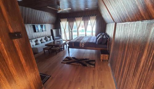 Queen Suite with Pool View