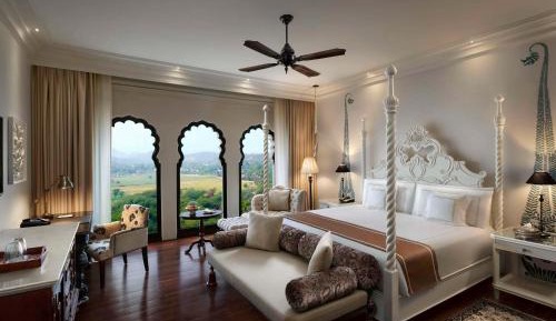 Fairmont King Room - (Non Smoking) 2 complimentary craft beers or a signature cocktail at Anjum (per room/stay) 90-min spa at the price of 60 (per room/stay) Happy Hours: Buy 1 Get 1 on select drinks at Anjum 20% off on food, soft beverages & laundry