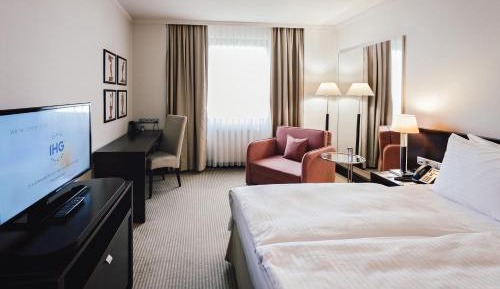 Standard Queen Room with Sofa Bed - Non-Smoking