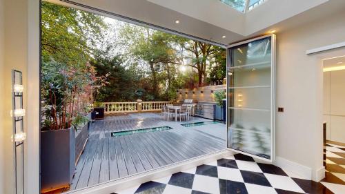 Four-Bedroom Luxury Apartment