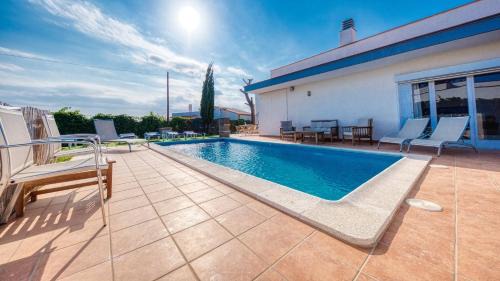 Villa with Garden View
