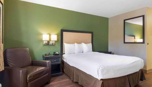 Queen studio with 1 Queen Bed - Disability Access/Non-Smoking
