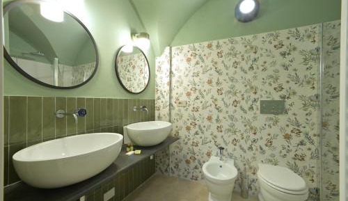Deluxe Room (2 Adults + 1 Child)