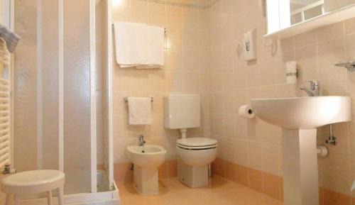 Classic Double Room with Balcony and Lake View