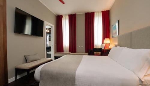 Deluxe Queen Room