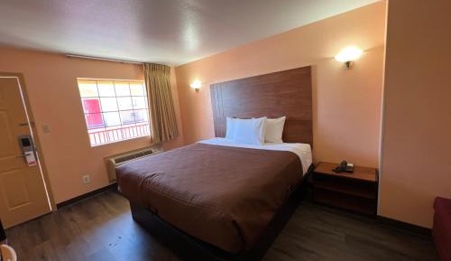 King Room - Non-Smoking