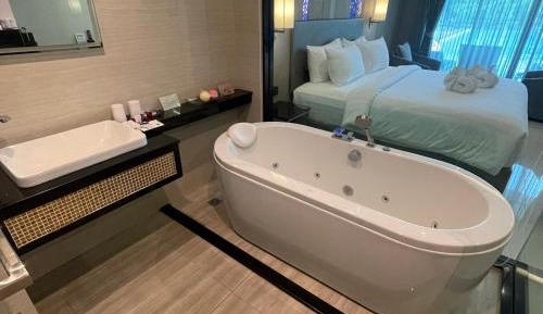 Deluxe Suite with Pool Access