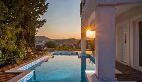 Three-Bedroom Apartment with Terrace and Sea View