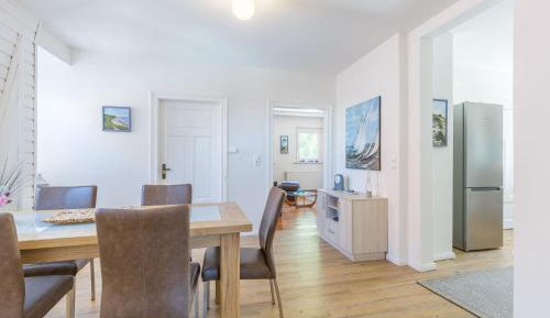 Two-Bedroom Apartment with Shower 