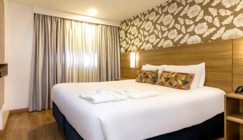 Luxo Casal - 1 Cama Queen e 1 Sofá Cama, com sacada