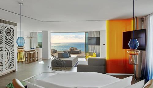 EWOW Suite, Seafront Suite with a Round King Bed and Rooftop Terrace