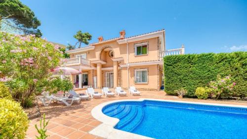 Villa with Garden View