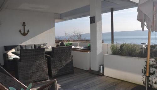 Apartment with Lake View