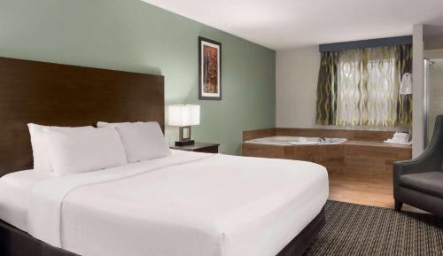 1 King Bed, Jetted Tub Suite, Non-Smoking