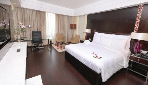 Deluxe Guest King Room with Bath Tub - 30% discount on Spa treatments during 9:30 AM to 3PM (Not valid in conjunction with any other spa inclusion), Buy one and get one beer on selected brands during 12PM – 6PM at Lounge 18