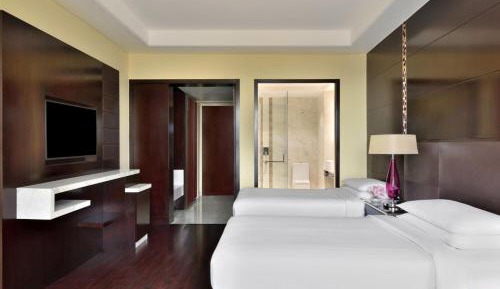 Executive Guest Twin Room with Bath Tub, Lounge Access - 30% discount on Spa treatments during 9:30 AM to 3PM (Not valid in conjunction with any other spa inclusion), Buy one and get one beer on selected brands during 12PM – 6PM at Lounge 18