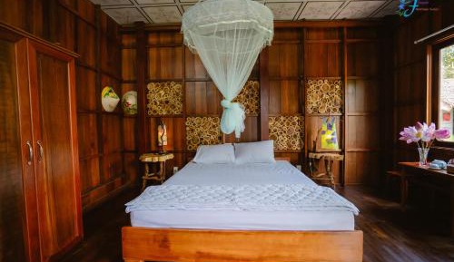 Deluxe Double Room (2 Adults + 1 Child)