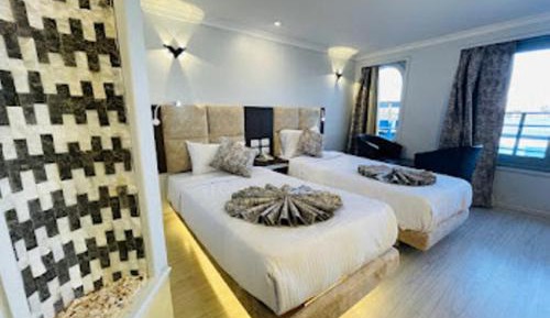 Deluxe Room (2 Adults + 1 Child)