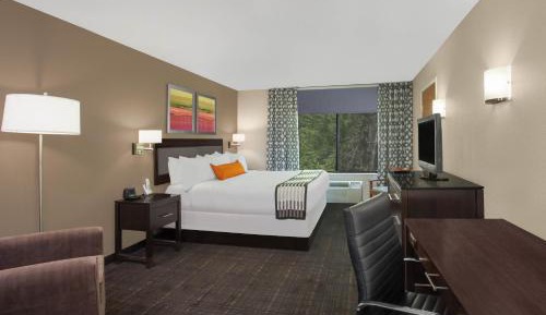 King Room with Roll-in Shower - Mobility Access/Non-Smoking